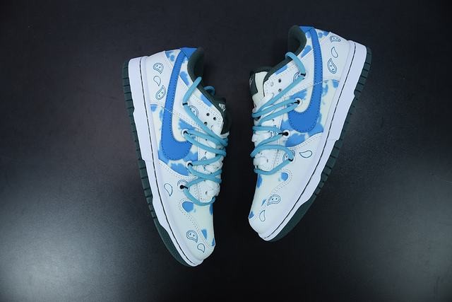 261871653241161_2-1 NK SB Dunk Low front view