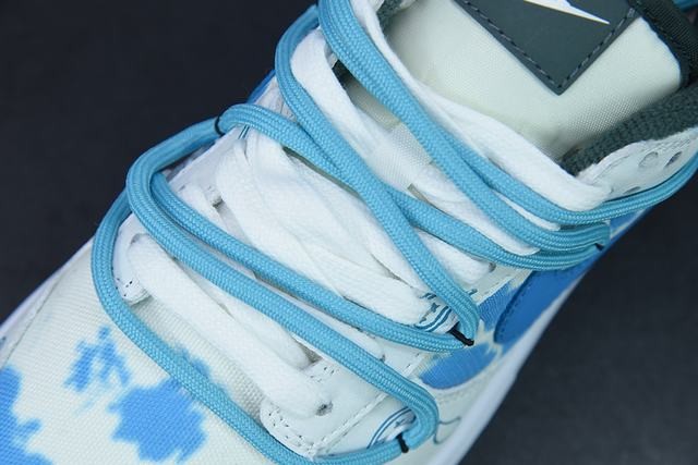 261891653241161_4-1 NK SB Dunk Low detail view