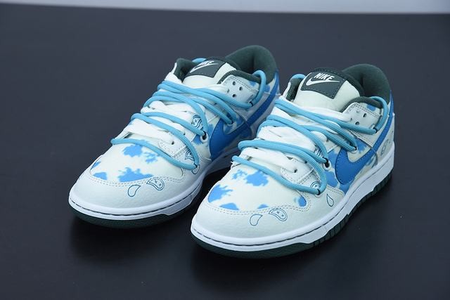 261911653241161_6-1 NK SB Dunk Low close-up detail