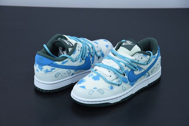 261931653241161_8-1 NK SB Dunk Low side view