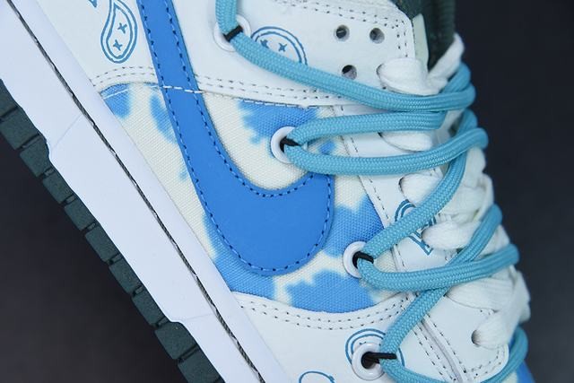 261961653241161_11-1 NK SB Dunk Low close-up detail
