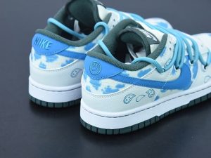 NK SB Dunk Low front view