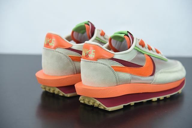 279441632024995_15-1 Sacai Waffle Kiss Of Death Net Orange close-up detail