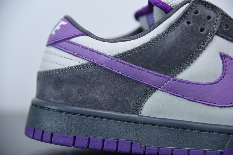 279931604041768_22-1 Nike Dunk SB Low Purple Pigeon close-up detail