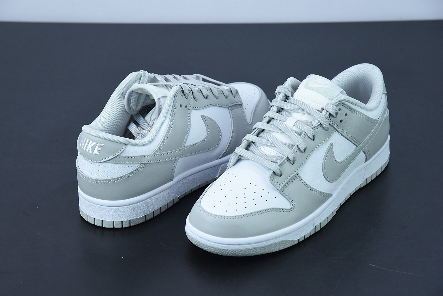 o_1fuo4fesd1ffspt2i2h117u13hum9 Nike Dunk SB Low Photon Dust close-up detail
