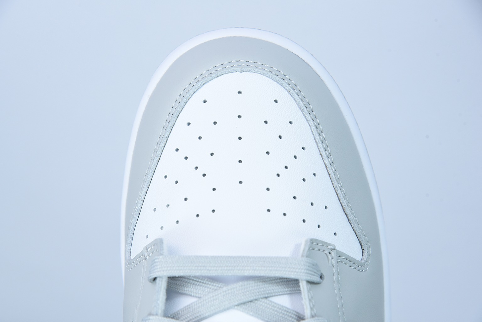 o_1fuo4fesd1tpj17ut6uuin319mbm4 Nike Dunk SB Low Photon Dust detail view