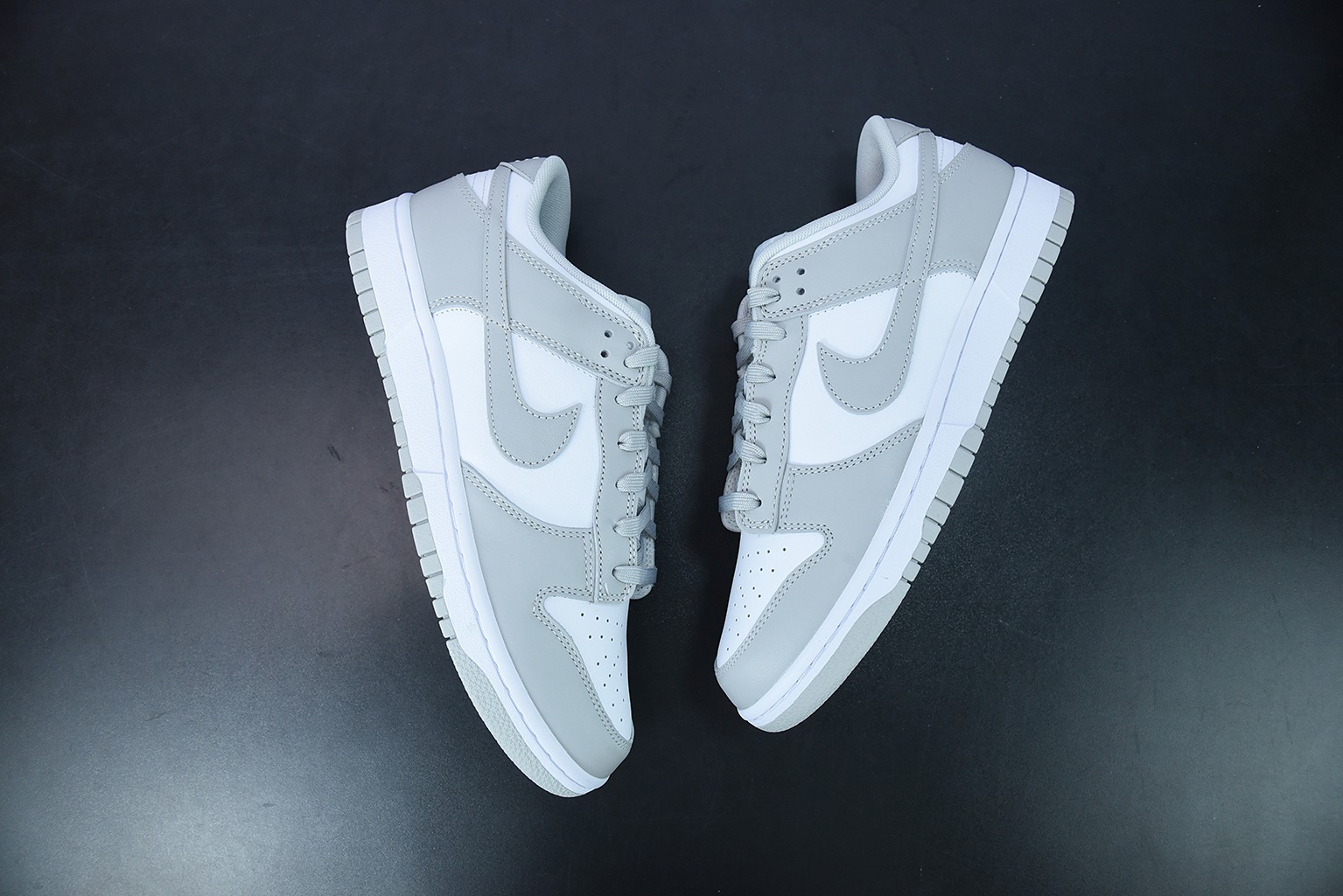 o_1fuo4fesdn12gquut3e9n1ou7ma Nike Dunk SB Low Photon Dust front view