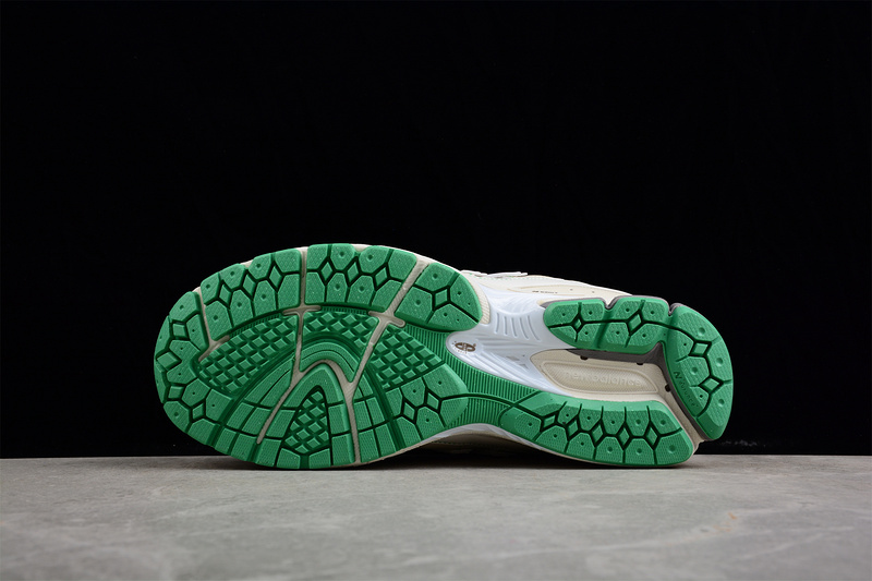 076189d3 New Balance 2002R Turtledove Island Green close-up detail