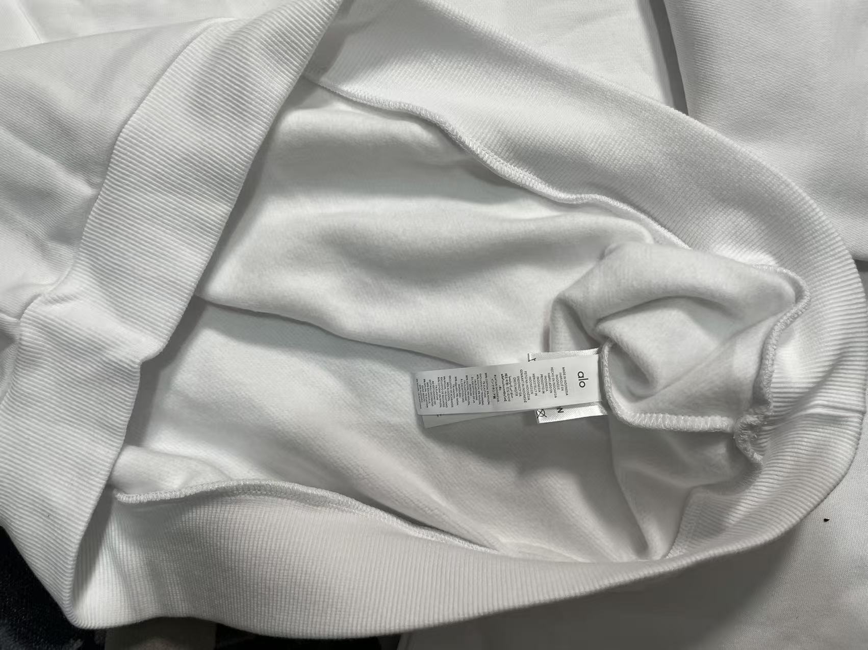 alo_set_white_3 Alo Set White close-up detail