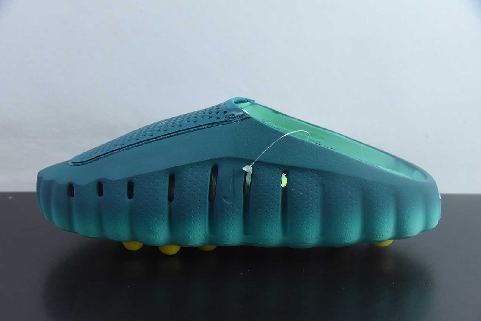 DSC_7519 Nike Mind 001 SlideGeode Teal Light Menta front view
