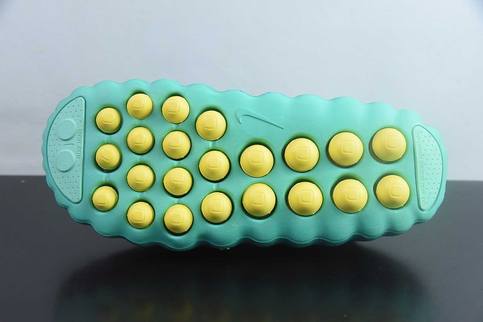 DSC_7520 Nike Mind 001 SlideGeode Teal Light Menta side view