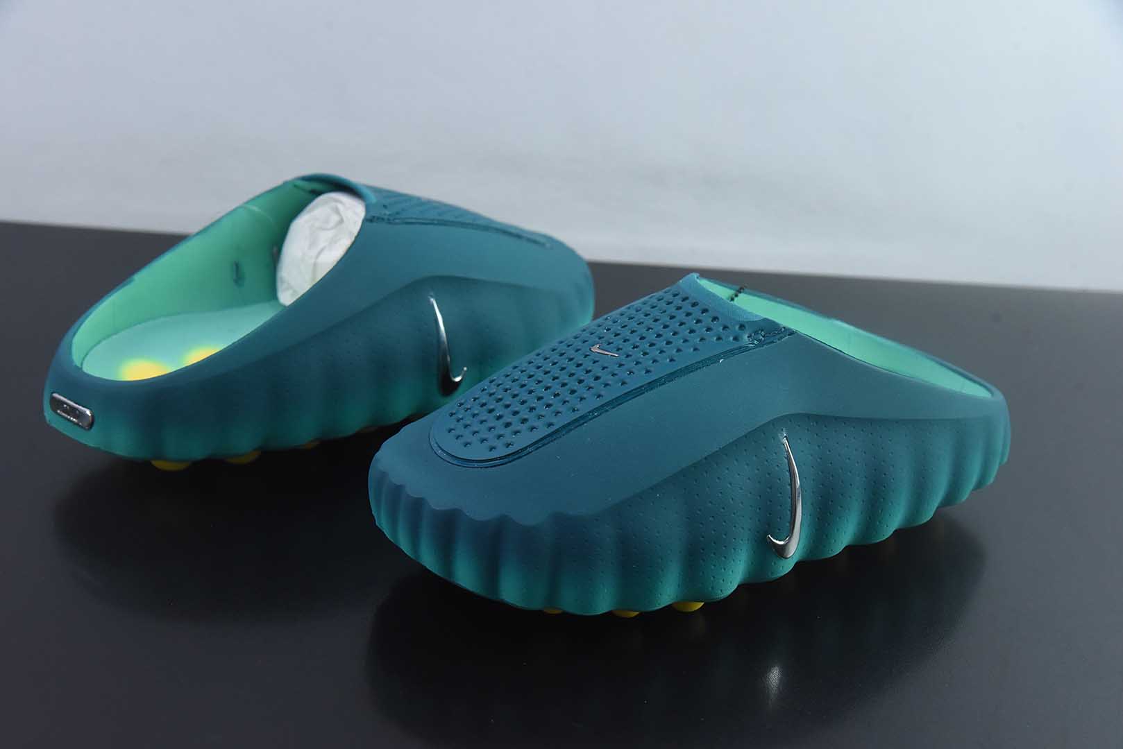 DSC_7523 Nike Mind 001 SlideGeode Teal Light Menta side view