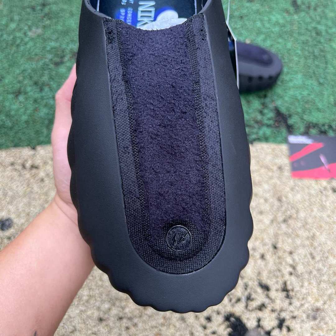 image_4 Nike Mind 001 SlideFragment Black front view